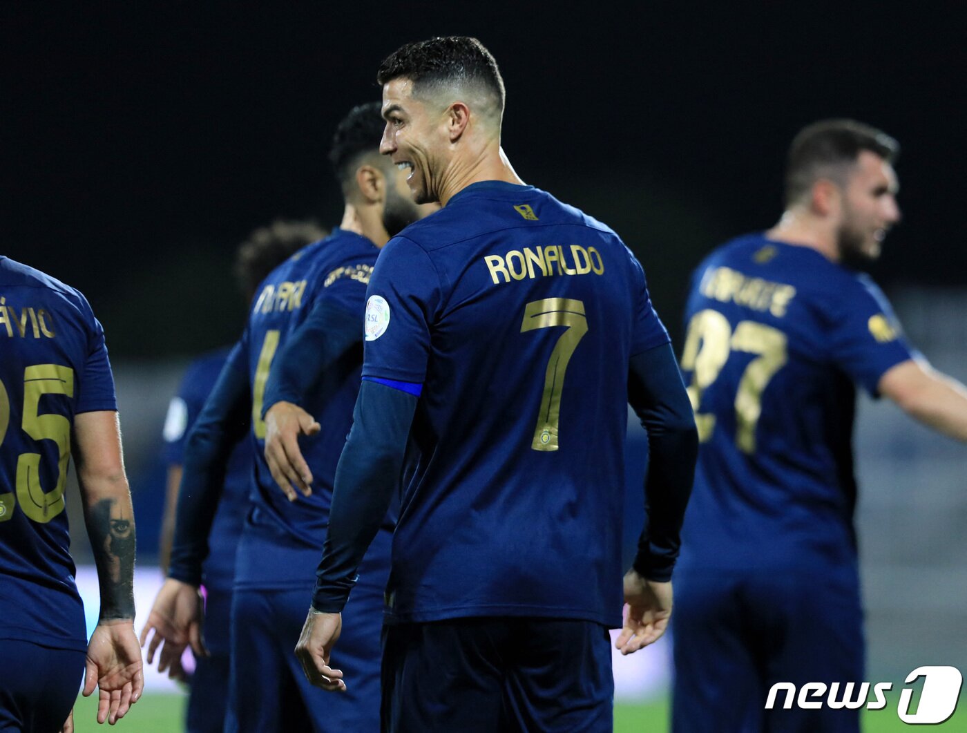 본문 이미지 - 2경기 연속 해트트릭을 성공시키며 포효하는 호날두. ⓒ 로이터=뉴스1