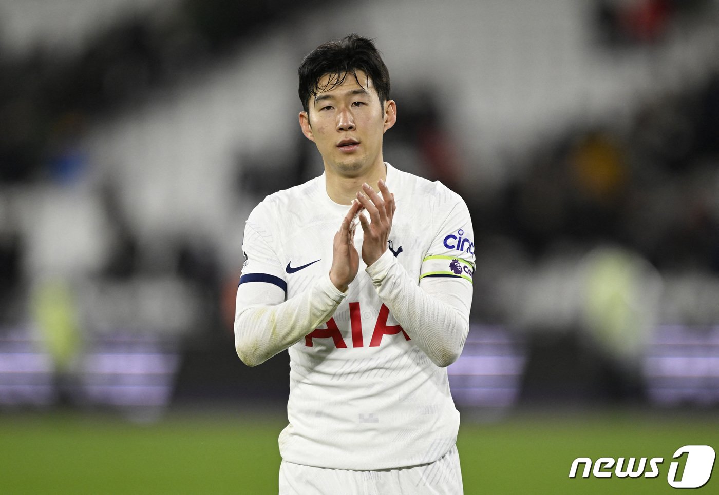 본문 이미지 - 손흥민이 2일(현지시간) 토트넘 소속으로 400경기 출전인 런던의 런던 스타디움에서 열린 EPL 웨스트햄 유나이티드와 경기를 무승부로 마친 뒤 팬들에게 박수를 치고 있다. 2024. 4. 3 ⓒ 로이터=뉴스1 ⓒ News1 우동명 기자