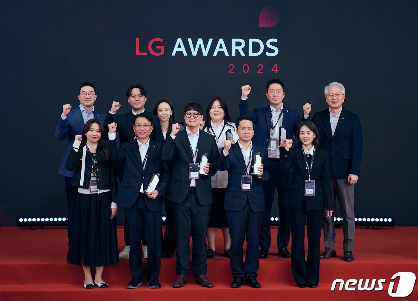  2일 경기도 이천 LG인화원에서 열린 LG 어워즈에서 구광모 &#40;주&#41;LG 대표&#40;뒷줄 왼쪽 첫번째&#41;가 고객 대표, 수상자들과 기념 촬영을 하고 있다. &#40;LG 제공&#41;