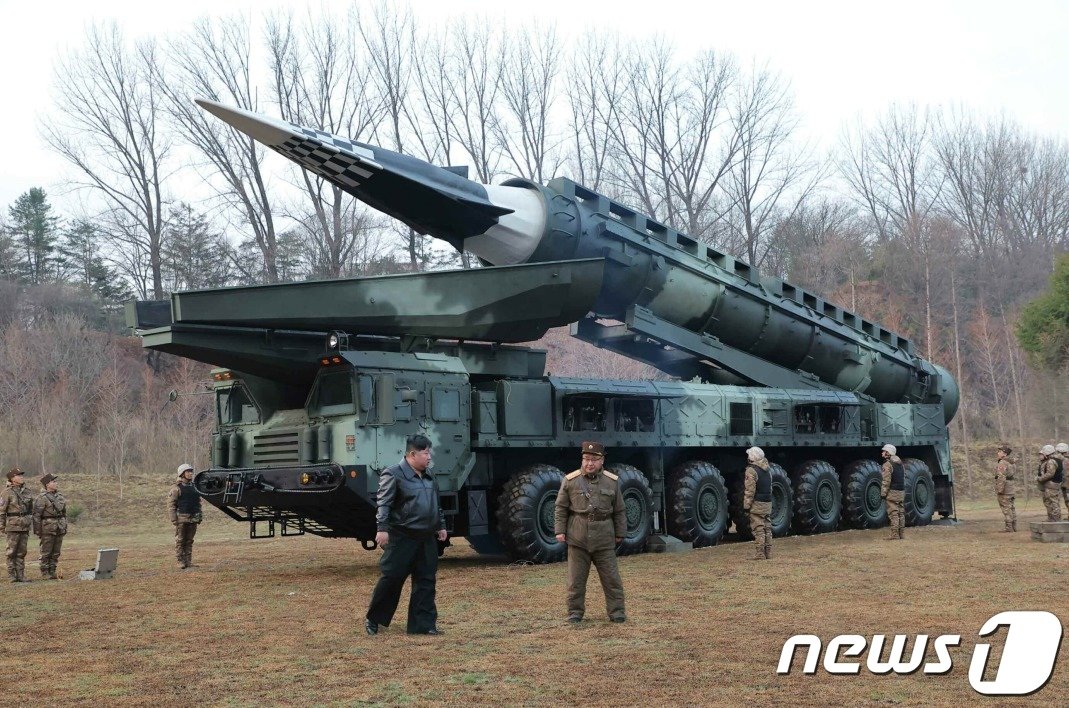 본문 이미지 - (평양 노동신문=뉴스1) = 북한 신형 중장거리 고체탄도미사일 '화성포-16나'형의 모습. [국내에서만 사용가능. 재배포 금지. DB 금지. For Use Only in the Republic of Korea. Redistribution Prohibited] rodongphoto@news1.kr