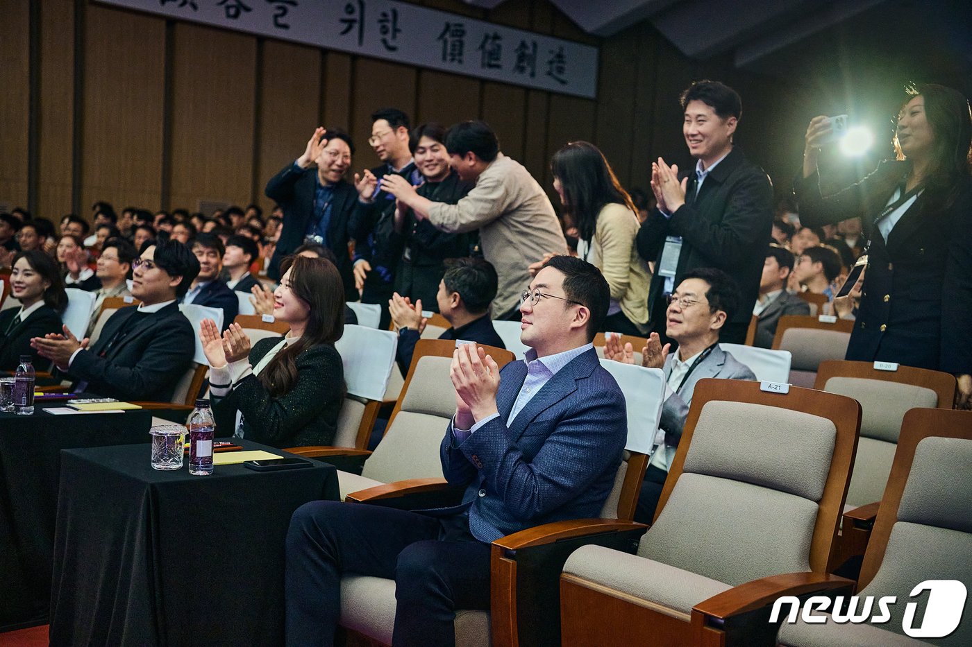 본문 이미지 - 구광모 LG 대표가 지난 2일 경기도 이천 LG인화원에서 열린 LG 어워즈에서 수상팀을 축하하며 격려하고 있다. (LG 제공) 2024.4.3/뉴스1