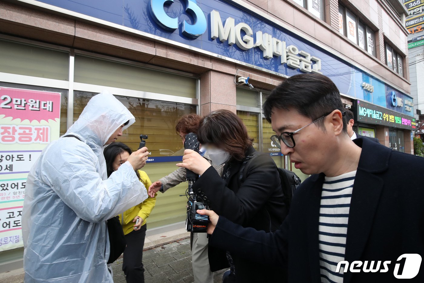 금융감독원 관계자가 3일 오전 양문석 더불어민주당 경기 안산갑 후보 자녀의 &#39;편법 대출&#39; 의혹에 대한 현장 검사를 위해 대구 수성새마을금고 앞에 도착해 취재진의 질문에 묵묵부답한 채 내부로 이동하고 있다. 2024.4.3/뉴스1 ⓒ News1 공정식 기자