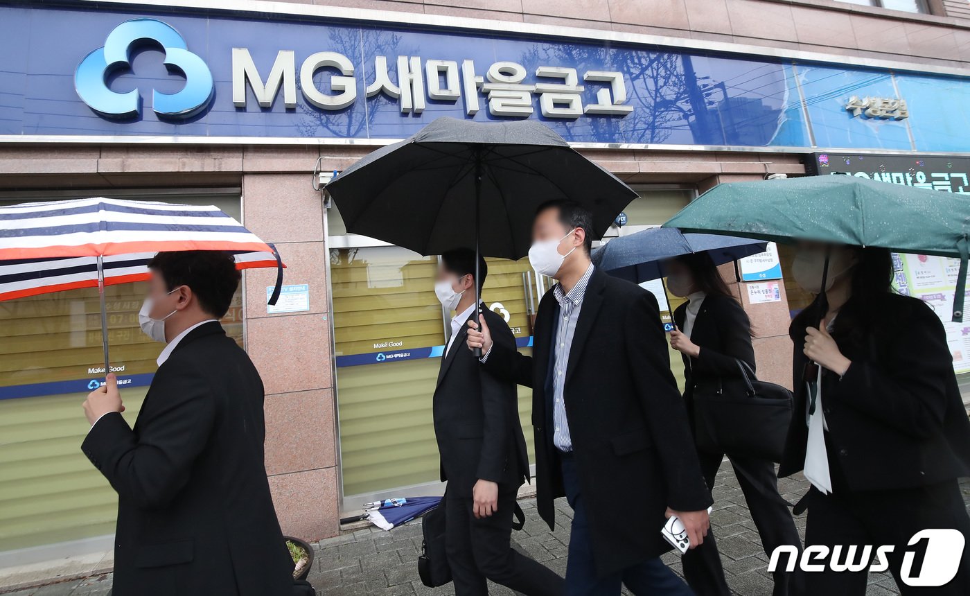 본문 이미지 - 양문석 더불어민주당 경기 안산갑 후보 자녀의 '편법 대출' 의혹 관련 현장검사 사흘째를 맞은 3일 오전 새마을금고중앙회 관계자들이 대구 수성새마을금고 앞에 도착해 취재진의 질문에 묵묵부답한 채 내부로 이동하고 있다. 2024.4.3/뉴스1 ⓒ News1 공정식 기자