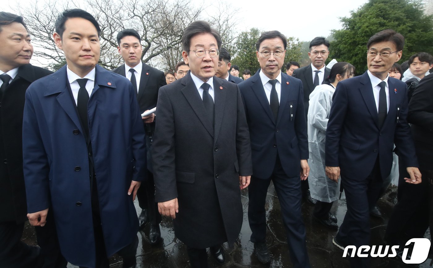 이재명 더불어민주당 대표와 제주지역 민주당 총선 후보들이 제주4·3 제76주년 추념일인 3일 오전 제주시 봉개동 제주4·3평화공원에서 열린 추념식에 참석하고 있다.&#40;제주도사진기자회&#41; 2024.4.3/뉴스1 ⓒ News1 오현지 기자