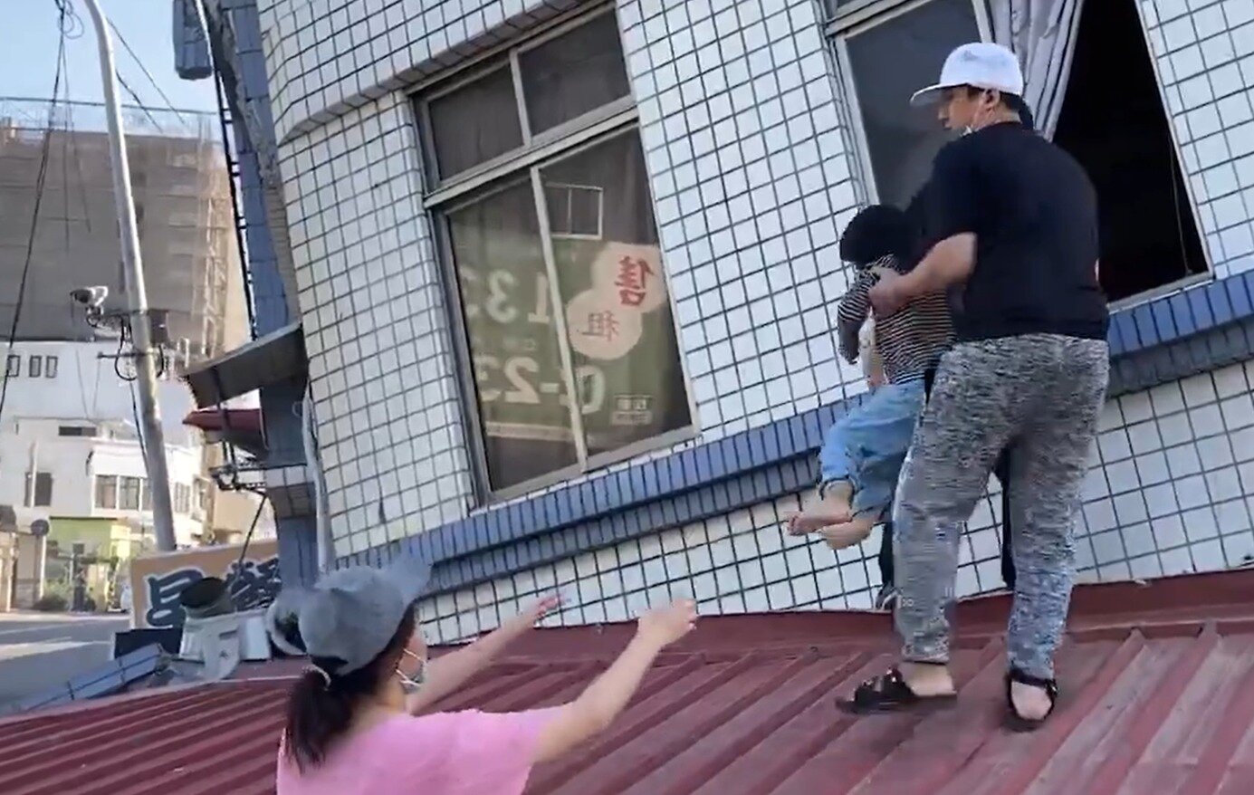 본문 이미지 - 3일 오전 대만 화롄 앞바다에서 발생한 규모 7.2 지진에 대만 서부 화롄 시내에 있던 2층짜리 주택이 붕괴돼 안에 갇힌 어린아이가 주민들에 의해 구조되는 모습이 소셜미디어 엑스&#40;X&#41;에 올라왔다&#40;X &#39;dabowagaga&#39; 갈무리&#41;. 2024.04.03.