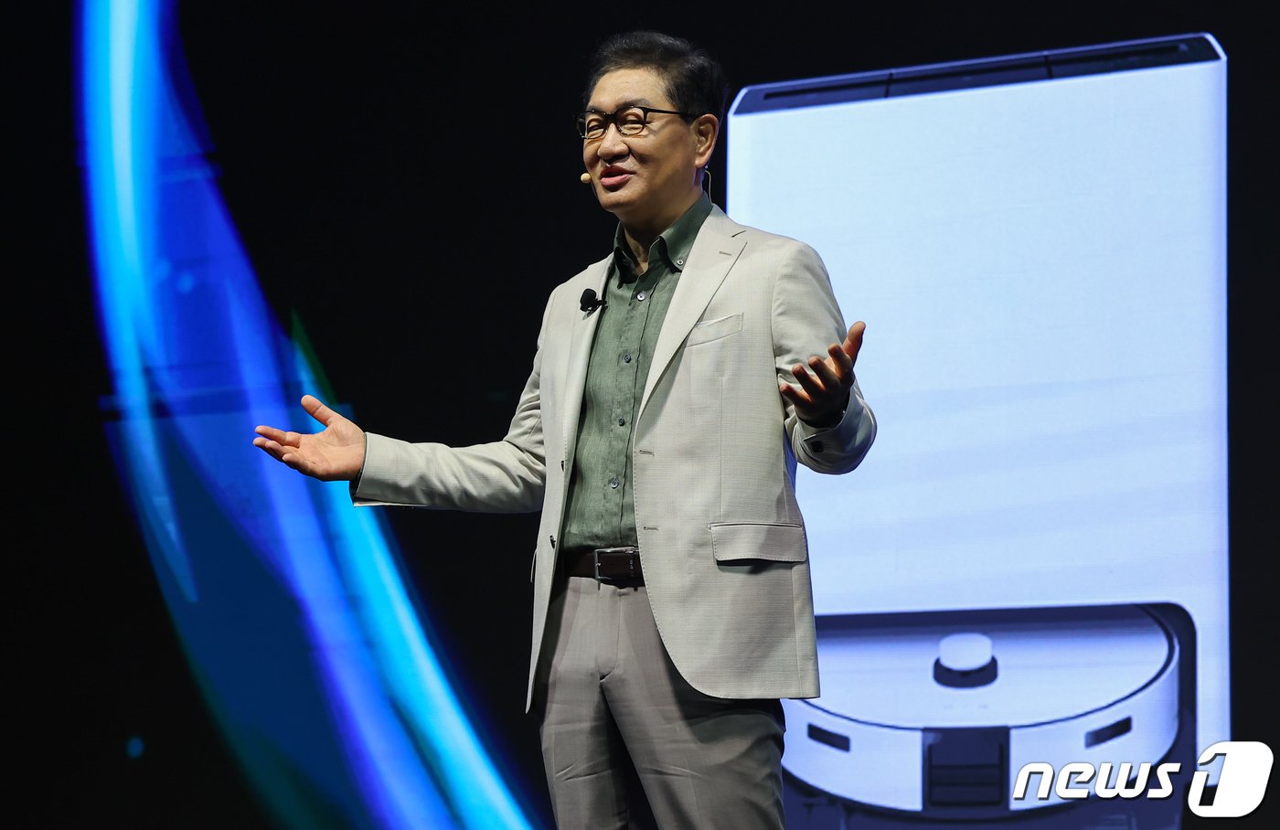 본문 이미지 - 한종희 삼성전자 디바이스경험(DX) 부문장 부회장이 3일 서울 서초구 삼성전자 서초사옥에서 열린 '웰컴 투 비스포크 AI' 미디어데이에서 삼성전자 비스포크 AI에 대해 발표하고 있다. 2024.4.3/뉴스1 ⓒ News1 김도우 기자