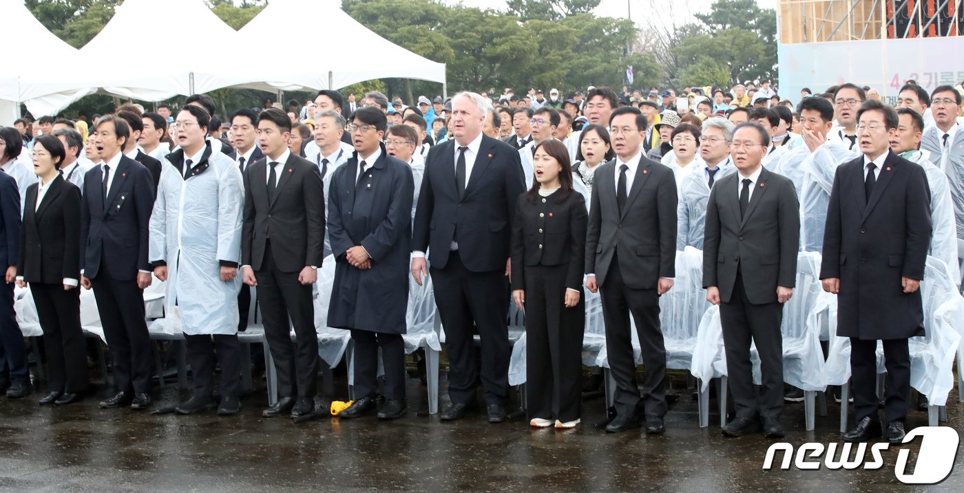 3일 오전 제주시 봉개동 제주4·3평화공원에서 열린 제76주년 제주4·3 희생자 추념식에서 이재명 더불어민주당 대표와 윤재옥 국민의힘 원내대표를 비롯한 여야 참석자들이 애국가를 제창하고 있다. &#40;제주도사진기자회&#41; 2024.4.3/뉴스1 ⓒ News1 오현지 기자