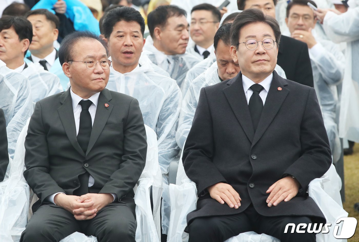 본문 이미지 - 이재명 더불어민주당 대표와 윤재옥 국민의힘 원내대표가 3일 오전 제주시 봉개동 제주4·3평화공원에서 열린 제76주년 제주4·3 희생자 추념식에 참석해 있다. (제주도사진기자회) 2024.4.3/뉴스1 ⓒ News1 오현지 기자
