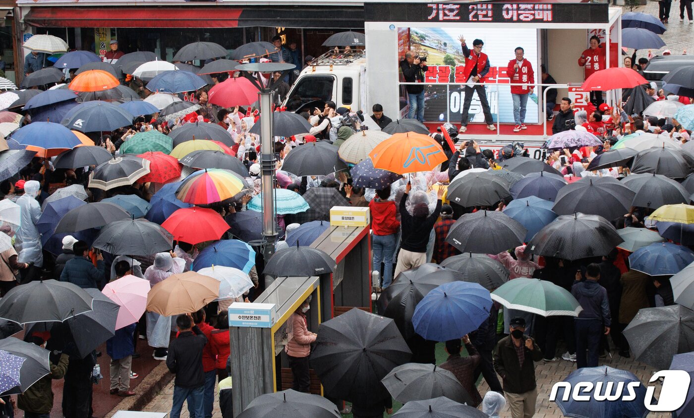 본문 이미지 - 한동훈 국민의힘 비상대책위원장 겸 총괄 선거대책위원장이 3일 충주시 성서 차없는거리 공연장 인근에서 이종배(충북 충주시) 후보의 지지를 호소하고 있다. (공동취재) 2026.4.3/뉴스1 ⓒ News1 임세영 기자