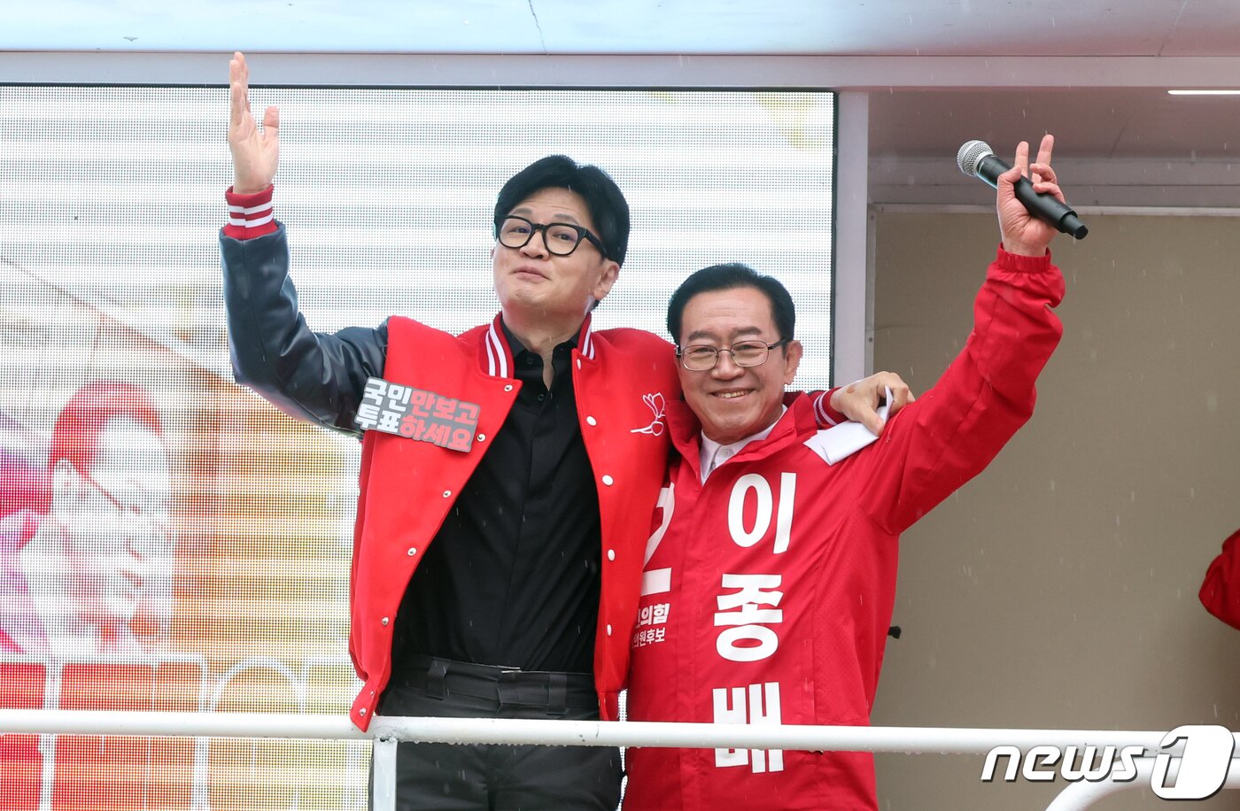 본문 이미지 - 한동훈 국민의힘 비상대책위원장 겸 총괄 선거대책위원장이 3일 충주시 성서 차없는거리 공연장 인근에서 이종배(충북 충주시) 후보의 지지를 호소하고 있다. (공동취재) 2026.4.3/뉴스1 ⓒ News1 임세영 기자