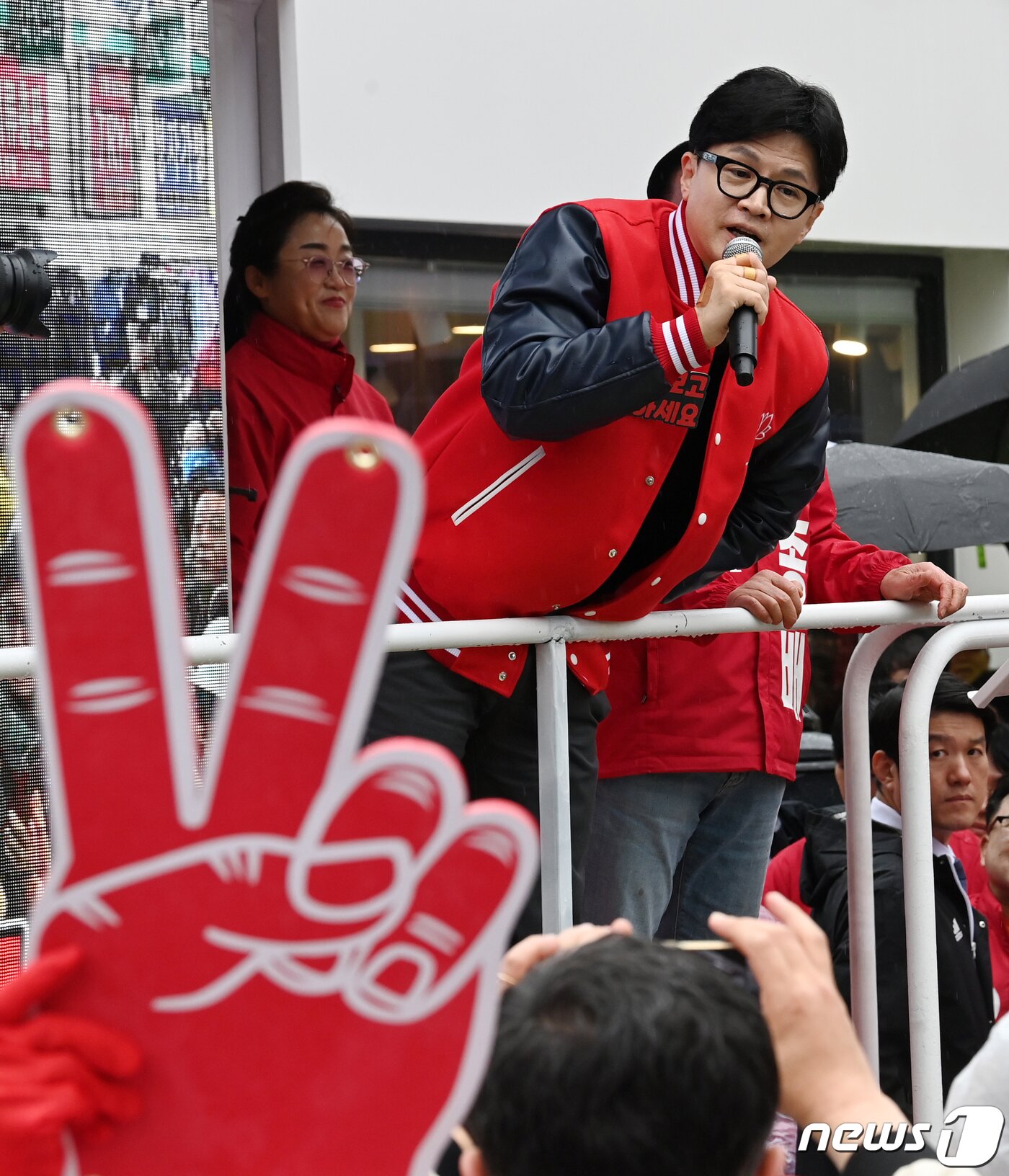 본문 이미지 - 한동훈 국민의힘 비상대책위원장 겸 총괄 선거대책위원장이 3일 충주시 성서 차없는거리 공연장 인근에서 이종배(충북 충주시) 후보의 지지를 호소하고 있다. (공동취재) 2026.4.3/뉴스1 ⓒ News1 임세영 기자
