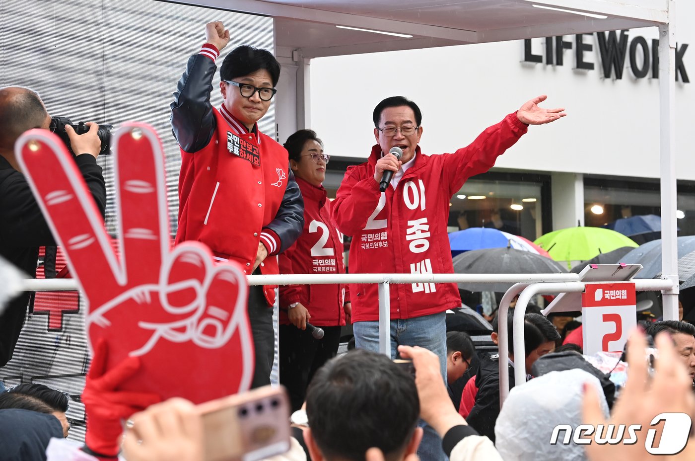 본문 이미지 - 한동훈 국민의힘 비상대책위원장 겸 총괄 선거대책위원장이 3일 충주시 성서 차없는거리 공연장 인근에서 이종배(충북 충주시) 후보의 지지를 호소하고 있다. (공동취재) 2026.4.3/뉴스1 ⓒ News1 임세영 기자