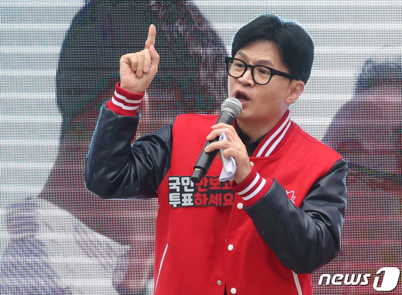 본문 이미지 - 한동훈 국민의힘 비상대책위원장 겸 총괄 선거대책위원장이 3일 충주시 성서 차없는거리 공연장 인근에서 이종배(충북 충주시) 후보의 지지를 호소하고 있다. (공동취재) 2026.4.3/뉴스1 ⓒ News1 임세영 기자