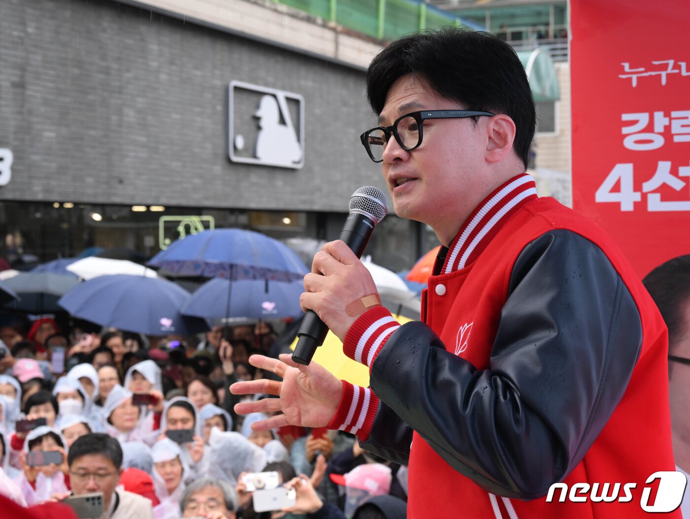 본문 이미지 - 한동훈 국민의힘 비상대책위원장 겸 총괄 선거대책위원장이 3일 충주시 성서 차없는거리 공연장 인근에서 이종배(충북 충주시) 후보의 지지를 호소하고 있다. (공동취재) 2026.4.3/뉴스1 ⓒ News1 임세영 기자