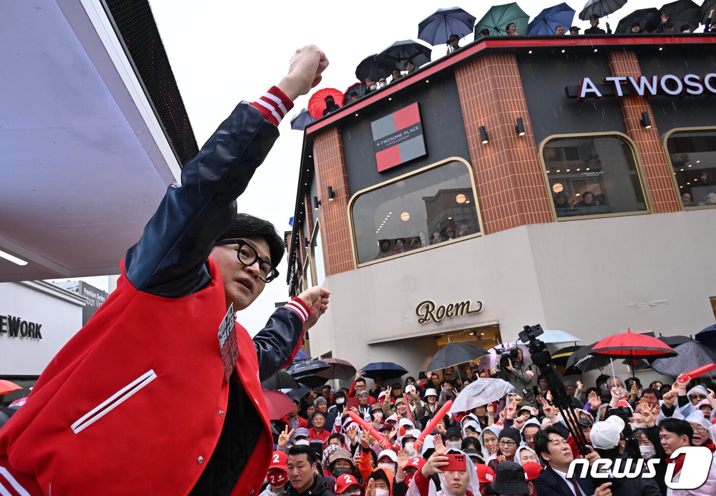 본문 이미지 - 한동훈 국민의힘 비상대책위원장 겸 총괄 선거대책위원장이 3일 충주시 성서 차없는거리 공연장 인근에서 이종배(충북 충주시) 후보의 지지를 호소하고 있다. (공동취재) 2026.4.3/뉴스1 ⓒ News1 임세영 기자