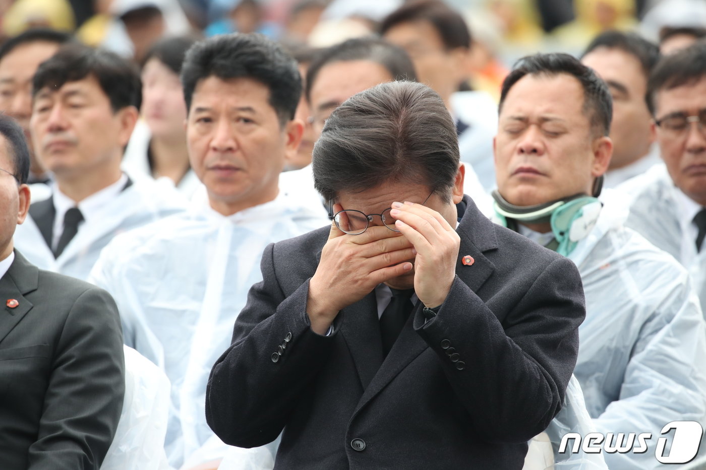 본문 이미지 - 이재명 더불어민주당 대표가 3일 오전 제주시 봉개동 제주4·3평화공원에서 열린 제76주년 제주4·3 희생자 추념식에서 눈물을 훔치고 있다.(제주도사진기자회)2024.4.3/뉴스1 ⓒ News1 오미란 기자
