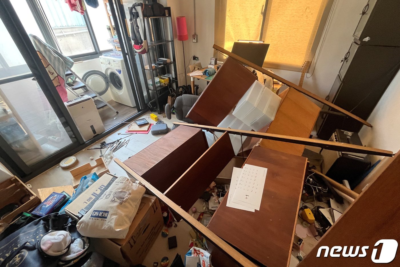 본문 이미지 - 대만 뉴타이베이의 한 주택 내부가 무너진 모습. 2024.04.03 ⓒ 로이터=뉴스1 ⓒ News1 정지윤 기자