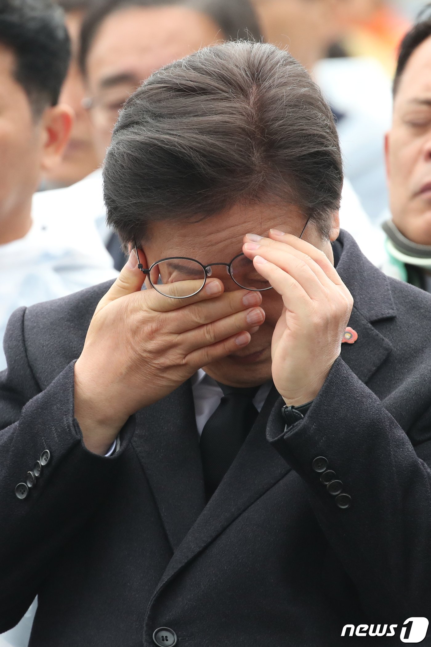 본문 이미지 - 이재명 더불어민주당 대표가 3일 오전 제주시 봉개동 제주4·3평화공원에서 열린 제76주년 제주4·3 희생자 추념식에서 눈물을 훔치고 있다.(제주도사진기자회)2024.4.3/뉴스1 ⓒ News1 오미란 기자