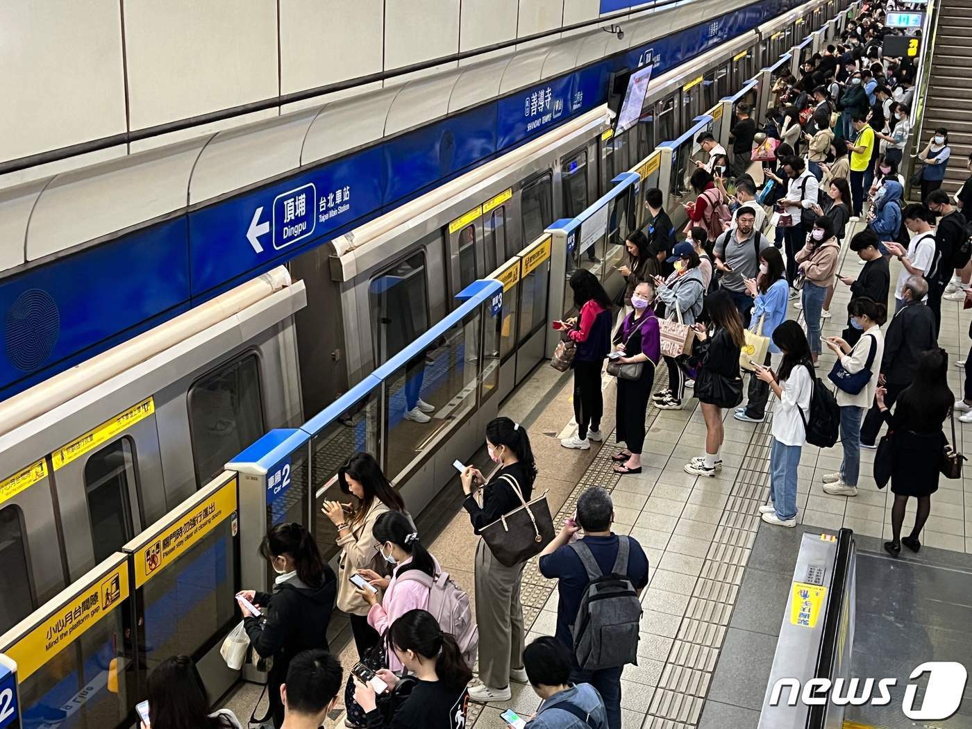 본문 이미지 - 3일(현지시간) 규모 7.4의 25년래 가장 강력한 지진이 발생한 대만의 타이베이 지하철 플랫폼에서 승객들이 일시 운행 중단된 지하철을 기다리고 있다. 2024. 4. 3 ⓒ AFP=뉴스1 ⓒ News1 우동명 기자