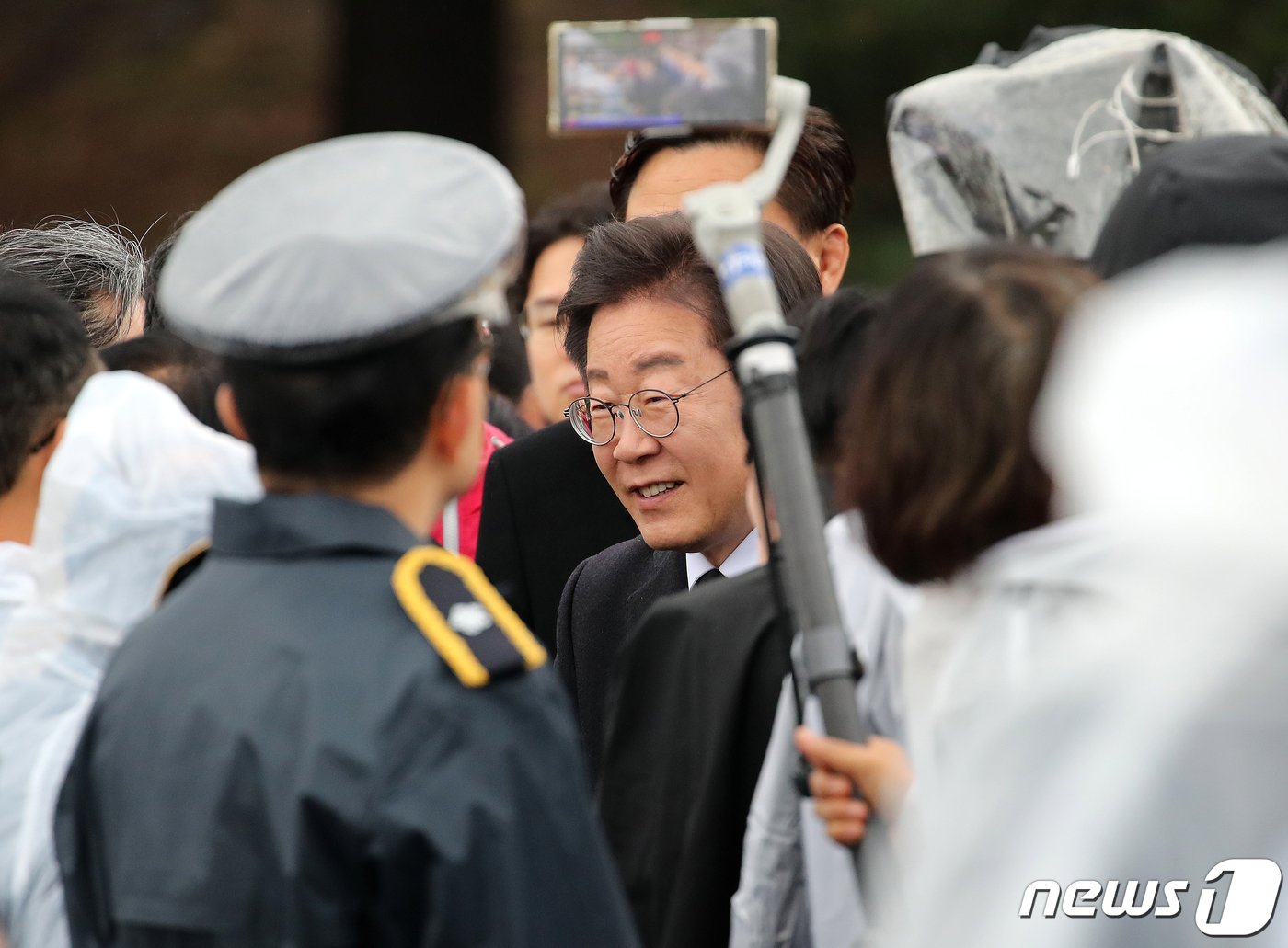 본문 이미지 - 이재명 더불어민주당 대표가 3일 오전 제76주년 제주4·3 희생자 추념식이 봉행되는 제주시 봉개동 제주4·3평화공원에서 참석자들과 인사하고 있다.(제주도사진기자회)2024.4.3/뉴스1 ⓒ News1 오미란 기자