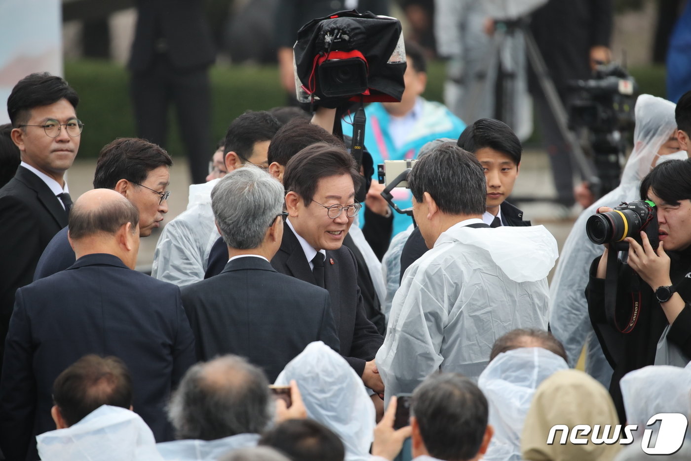 본문 이미지 - 이재명 더불어민주당 대표가 3일 오전 제76주년 제주4·3 희생자 추념식장인 제주시 봉개동 제주4·3평화공원에서 참석자들과 인사하고 있다.(제주도사진기자회)2024.4.3/뉴스1 ⓒ News1 오미란 기자
