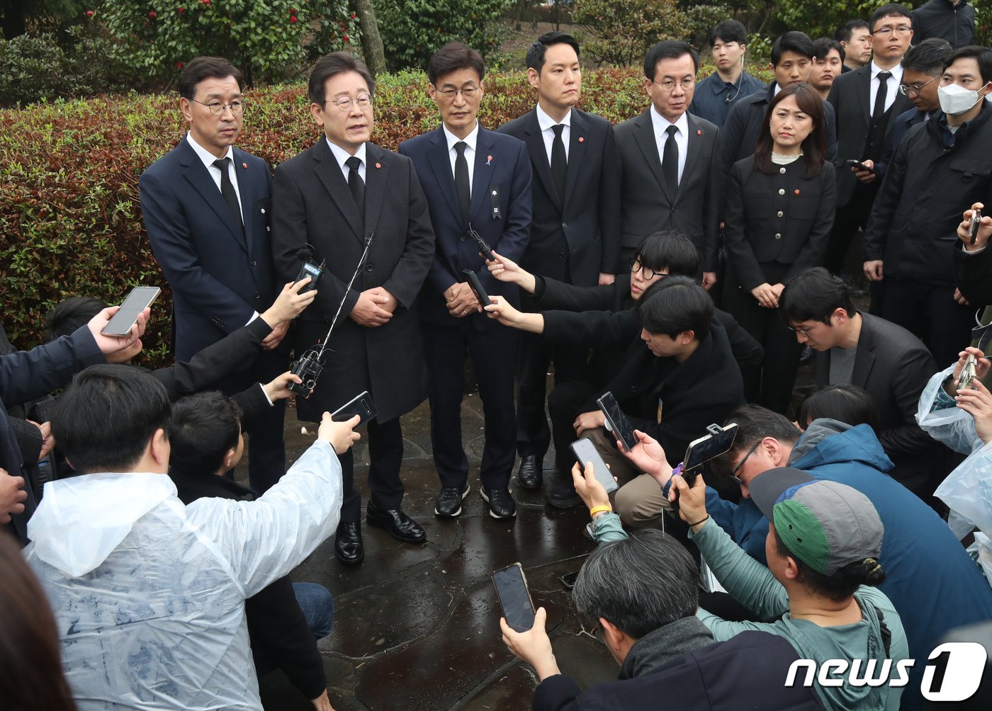 본문 이미지 - 이재명 더불어민주당 대표가 3일 제주시 봉개동 제주4·3평화공원에서 열린 제76주년 제주4·3 희생자 추념식이 끝난 뒤 취재진 질문에 답변하고 있다.(제주도사진기자회) 2024.4.3/뉴스1 ⓒ News1 오현지 기자