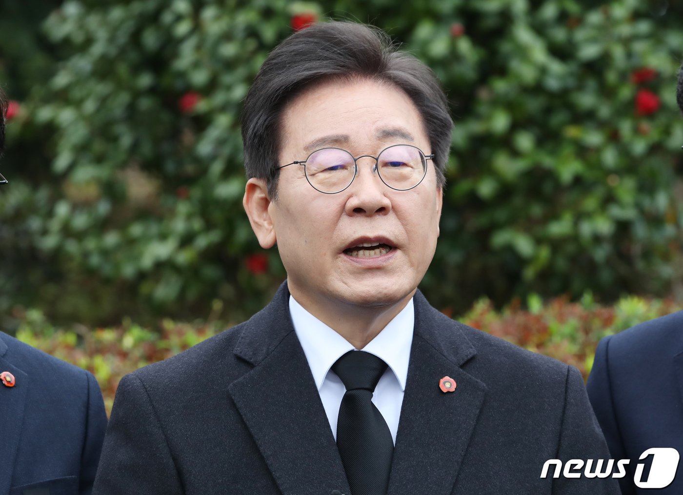 본문 이미지 - 이재명 더불어민주당 대표가 3일 제주시 봉개동 제주4·3평화공원에서 열린 제76주년 제주4·3 희생자 추념식이 끝난 뒤 취재진 질문에 답변하고 있다.(제주도사진기자회) 2024.4.3/뉴스1 ⓒ News1 오현지 기자