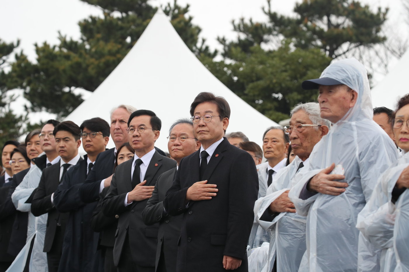 이재명 더불어민주당 대표와 윤재옥 국민의힘 원내대표를 비롯한 여야 관계자들이 3일 오전 제주시 봉개동 제주4·3평화공원에서 열린 제76주년 4·3 희생자 추념식에서 국기에 대한 경례를 하고 있다.&#40;제주도사진기자회&#41;2024.4.3/뉴스1 ⓒ News1 오미란 기자