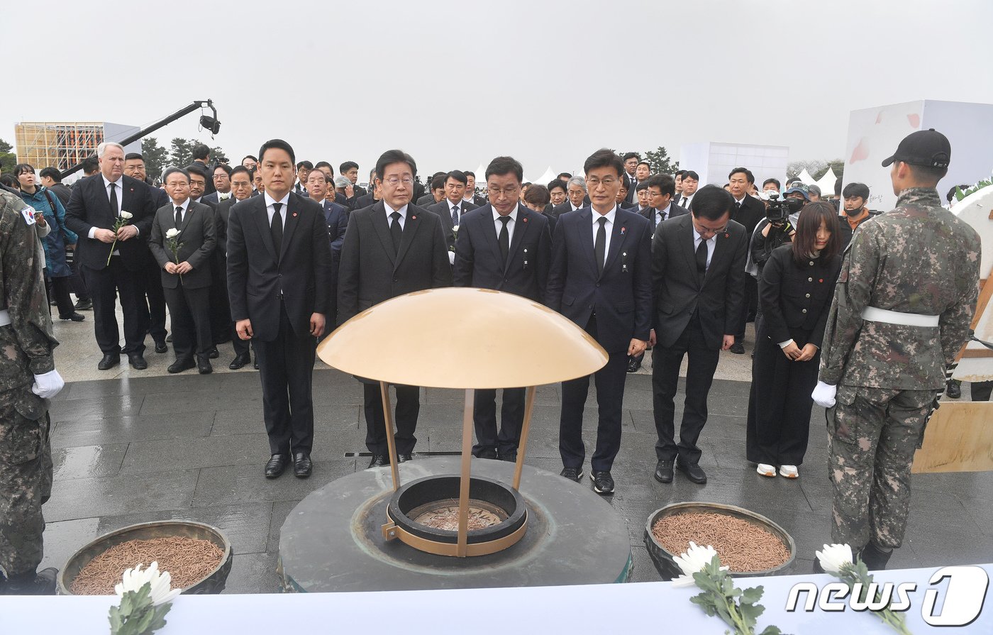 본문 이미지 - 이재명 더불어민주당 대표가 3일 제주시 봉개동 제주4·3평화공원에서 열린 제76주년 제주4·3 희생자 추념식에서 분향하고 있다. (제주도사진기자회) 2024.4.3/뉴스1 ⓒ News1 오현지 기자