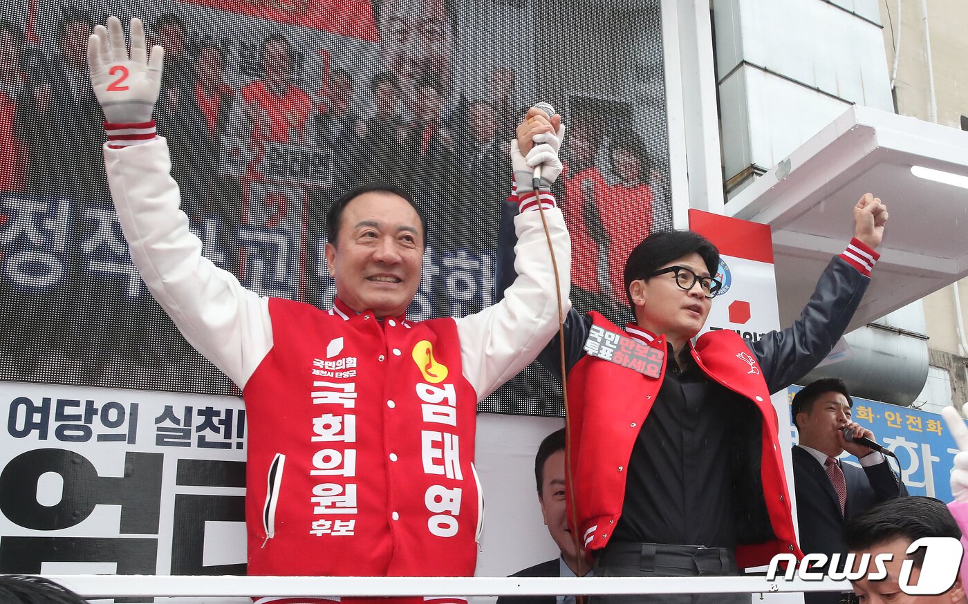본문 이미지 - 한동훈 국민의힘 총괄선거대책위원장이 3일 오전 충북 제천시 풍양로 제천중앙시장 앞에서 열린 '국민의힘으로 제천단양살리기' 지원유세에서 엄태영 충북 제천단양 후보와 함께 지지를 호소하고 있다. 2024.4.3/뉴스1 ⓒ News1 임세영 기자