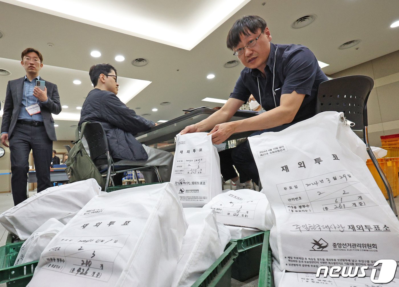 본문 이미지 - 중앙선거관리위원회 직원들이 3일 오전 인천 중구 인천국제공항 국제우편물류센터에서 115개국 220개 재외투표소로부터 국내로 회송된 제22대 4.10총선 재외투표 행낭을 인계받아 국내 시·군·구 선관위로 발송하는 작업을 하고 있다. 2024.4.3/뉴스1 ⓒ News1 장수영 기자