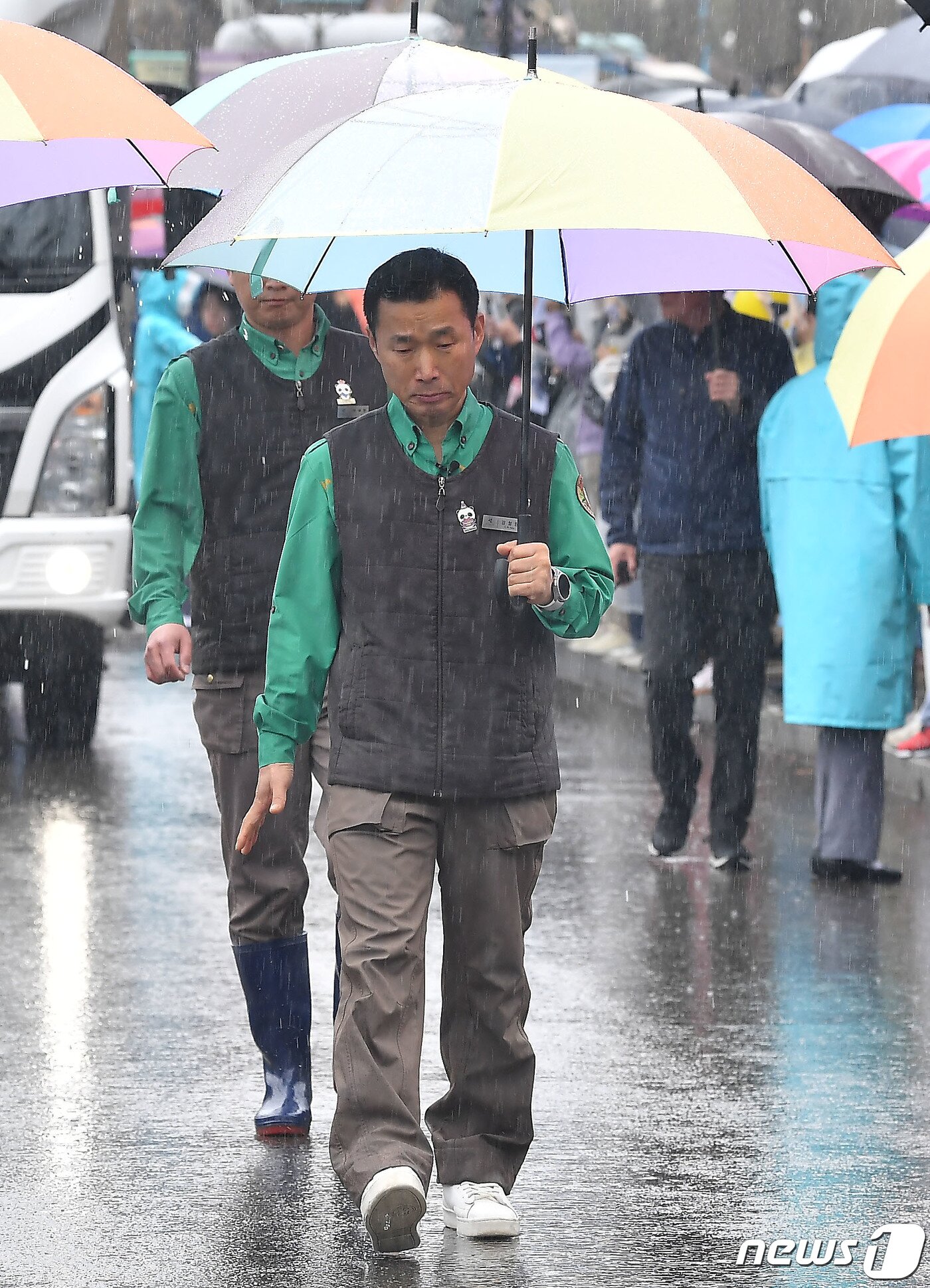 본문 이미지 - 강철원 사육사가 3일 오전 경기 용인시 에버랜드 장미원에서 중국으로 떠나는 자이언트 판다 '푸바오'를 실은 특수차량과 이동하고 있다. 2024.4.3/뉴스1 ⓒ News1 사진공동취재단