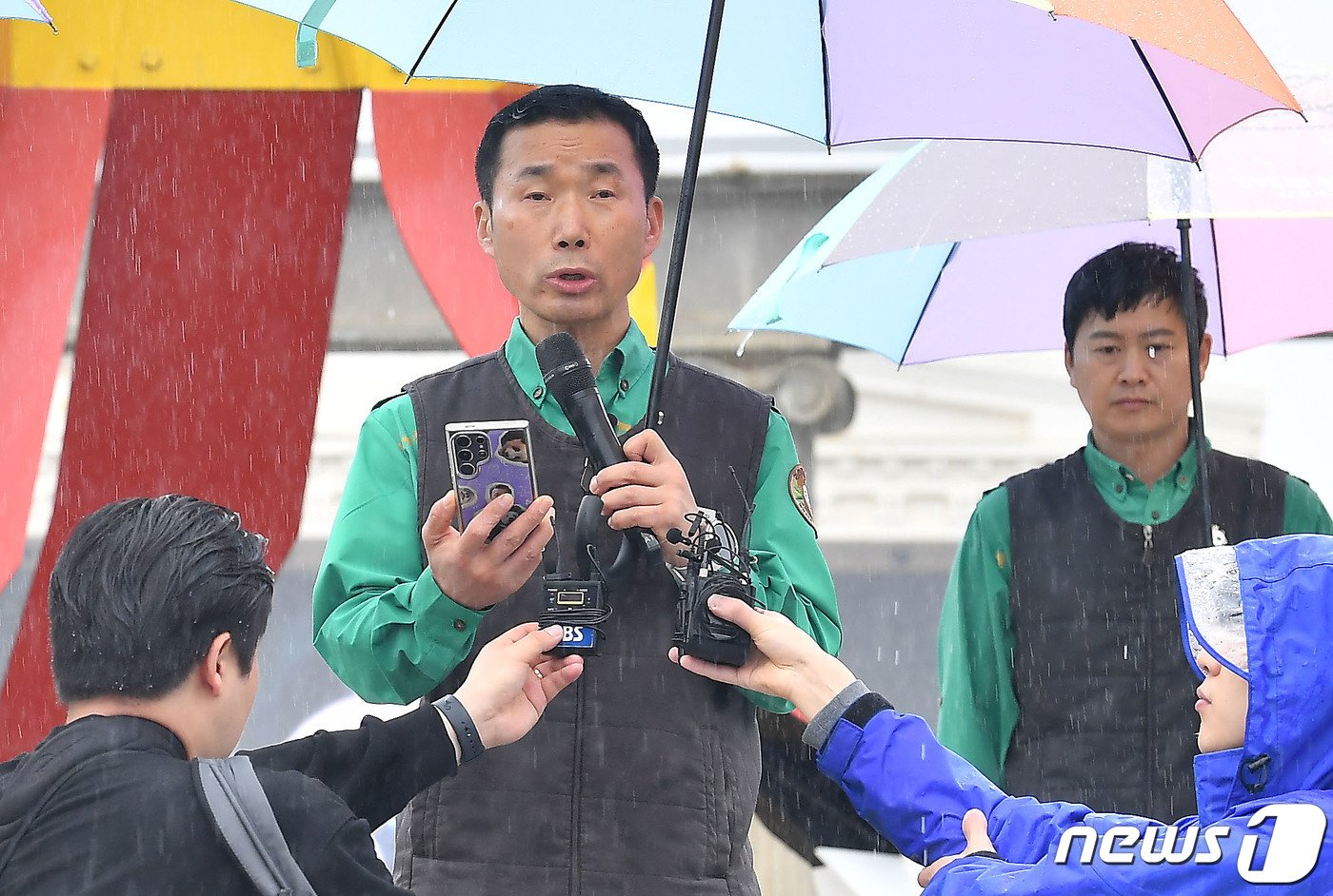 강철원 사육사가 3일 오전 용인 에버랜드 장미원에서 중국으로 떠나는 자이언트 판다 &#39;푸바오&#39; 팬들에게 보내는 감사 편지를 낭독하고 있다. 2024.4.3/뉴스1 ⓒ News1 사진공동취재단