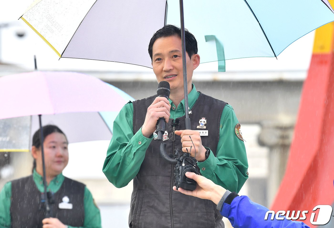 본문 이미지 - 송영관 사육사가 3일 오전 용인 에버랜드 장미원에서 중국으로 떠나는 자이언트 판다 '푸바오' 팬들에게 보내는 감사 편지를 낭독하고 있다. 2024.4.3/뉴스1 ⓒ News1 사진공동취재단