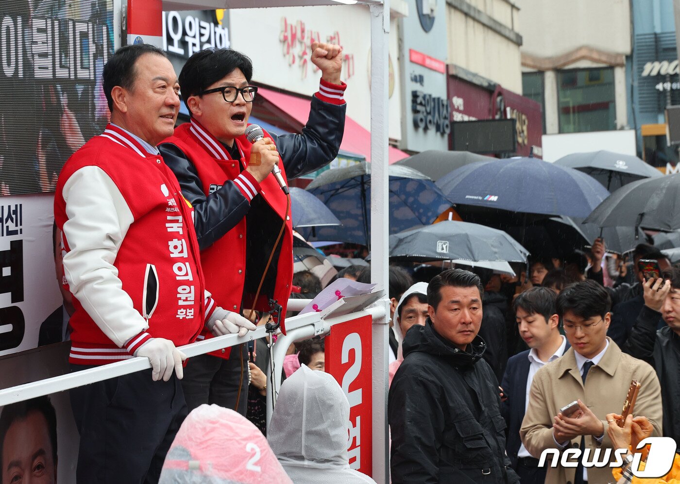 본문 이미지 - 한동훈 국민의힘 총괄선거대책위원장이 3일 오전 충북 제천시 풍양로 제천중앙시장 앞에서 열린 '국민의힘으로 제천단양살리기' 지원유세에서 엄태영 충북 제천단양 후보와 함께 지지를 호소하고 있다. (공동취재) 2024.4.3/뉴스1 ⓒ News1 임세영 기자