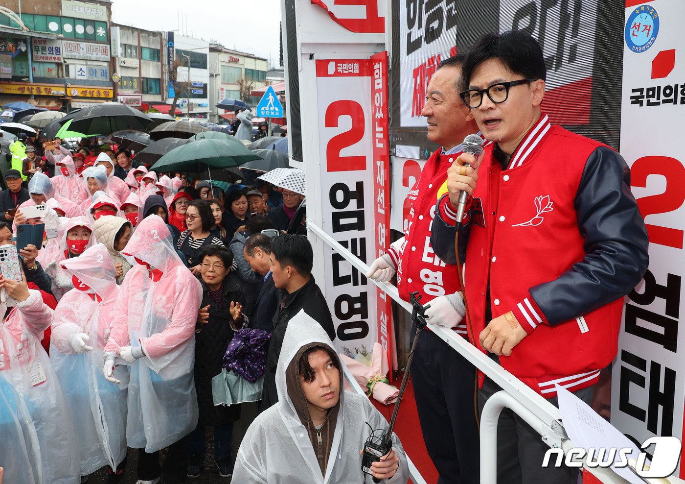 한동훈 국민의힘 총괄선거대책위원장이 3일 오전 충북 제천시 풍양로 제천중앙시장 앞에서 열린 &#39;국민의힘으로 제천단양살리기&#39; 지원유세에서 엄태영 충북 제천단양 후보와 함께 지지를 호소하고 있다. &#40;공동취재&#41; 2024.4.3/뉴스1 ⓒ News1 임세영 기자