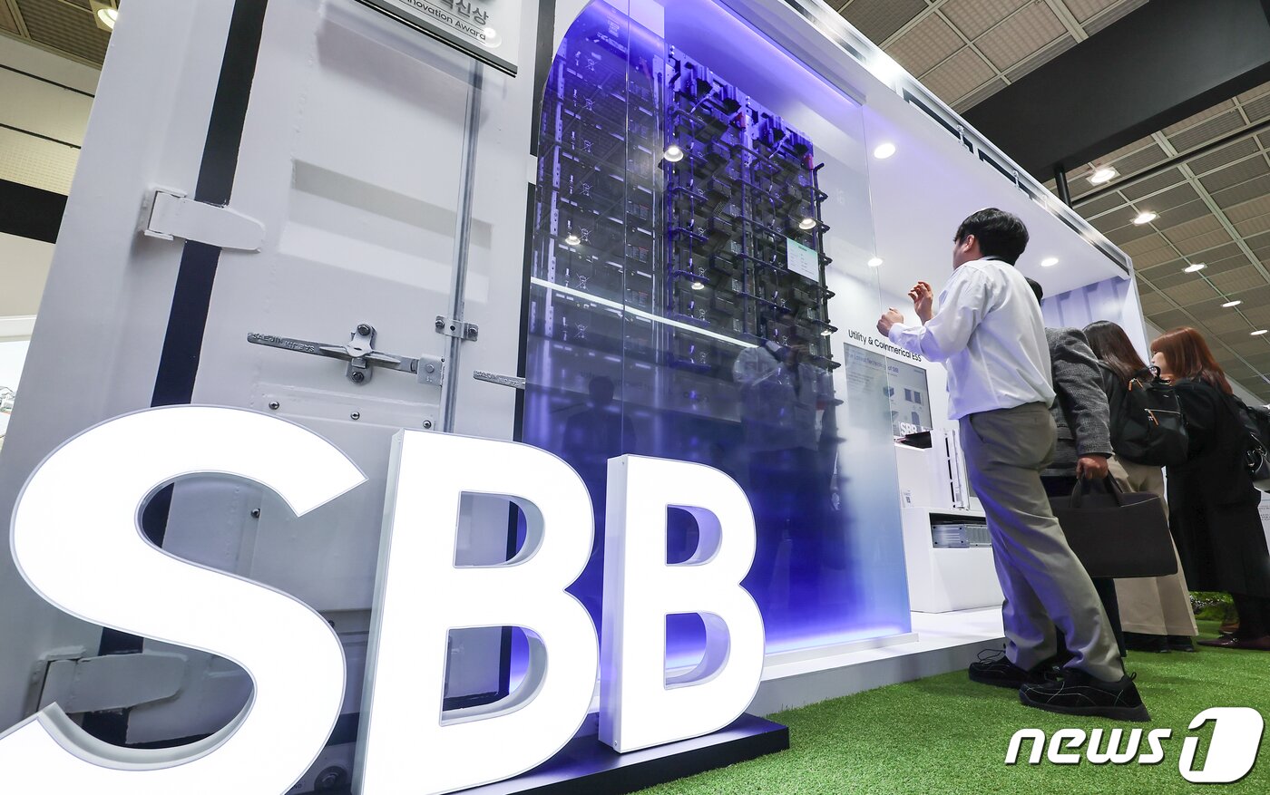 본문 이미지 - 3일 서울 강남구 코엑스에서 열린 '코리아 스마트그리드 엑스포 2024'에서 관람객들이 전시 부스를 둘러보고 있다. 스마트그리드·전력 신산업 분야 신기술과 제품을 한 눈에 볼 수 있는 '코리아 스마트그리드 엑스포 2024'는 이날부터 오는 5일까지 진행된다. 2024.4.3/뉴스1 ⓒ News1 김도우 기자