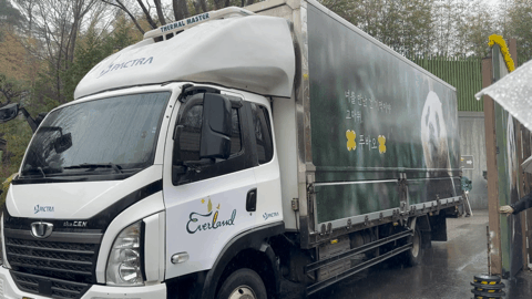 본문 이미지 - 푸바오가 탑승한 특수 무진동차량이 판다월드를 출발하고 있다. ⓒ 뉴스1 김형준 기자