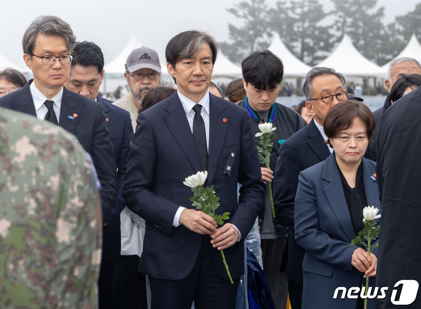 본문 이미지 - 조국 조국혁신당 대표 등이 3일 오전 제주시 봉개동 제주4·3평화공원에서 열린 제76주년 제주4·3 희생자 추념식에서 헌화를 하고 있다. (조국혁신당 제공) 2024.4.3/뉴스1 ⓒ News1 송원영 기자