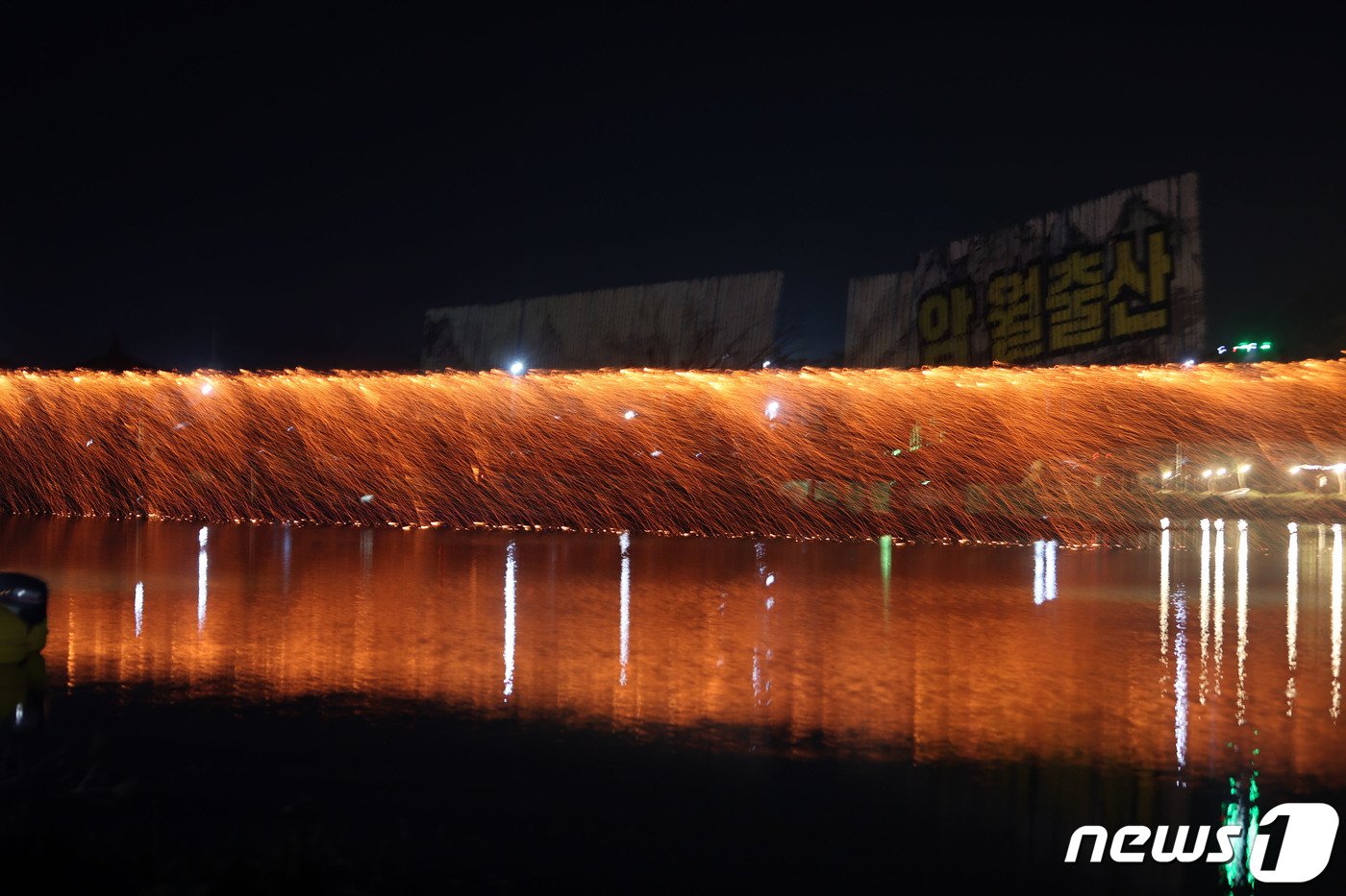 본문 이미지 - 2024영암왕인문화축제 상대포 낙화유수 (영암군 제공)/뉴스1 