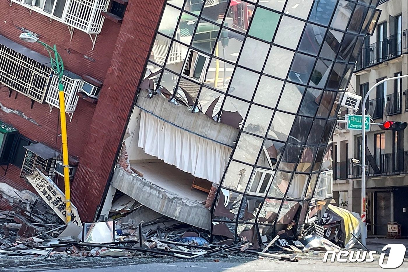 본문 이미지 -  화롄 지역의 한 건물이 폭삭 주저앉은 모습. ⓒ AFP=뉴스1 ⓒ News1 정지윤 기자
