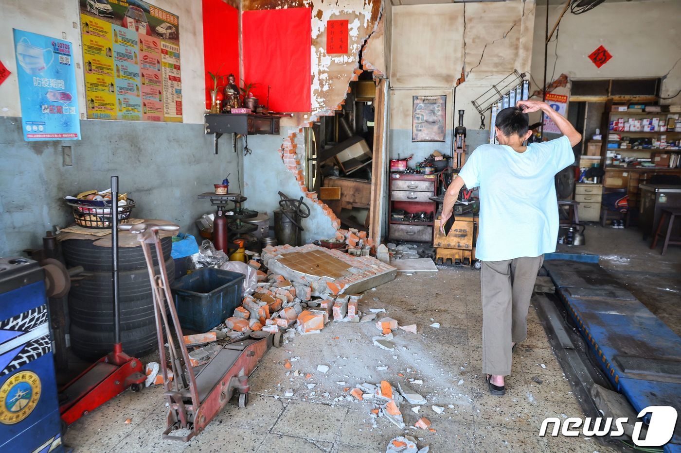 본문 이미지 - 3일(현지시간) 대만 타이베이의 한 건물 벽면이 떨어져 바닥에 벽돌이 굴러다니고 있다. 2024.04.03 ⓒ AFP=뉴스1 ⓒ News1 정지윤 기자