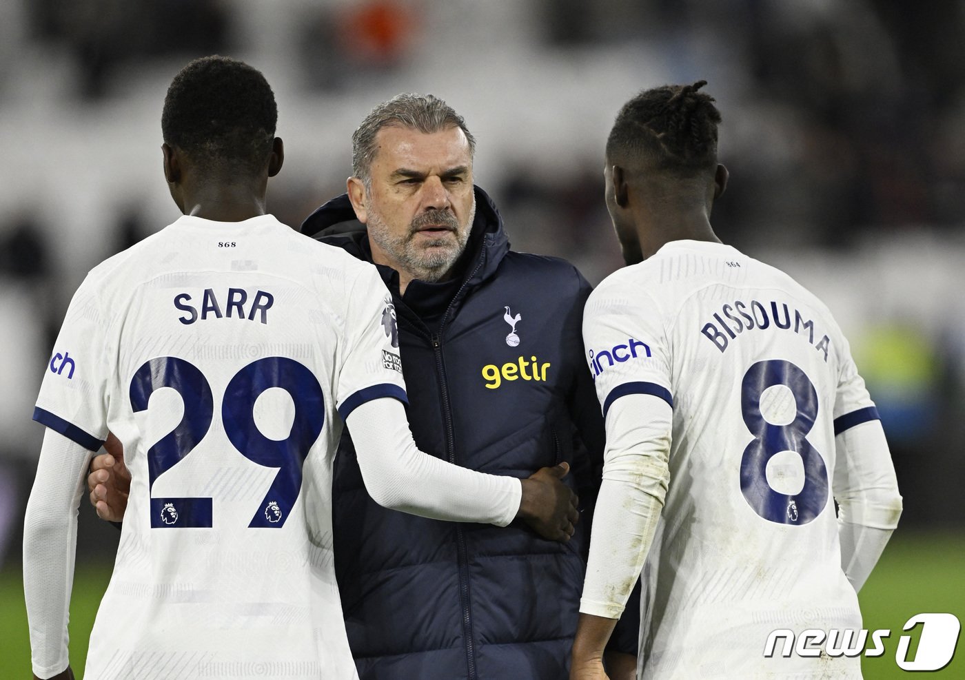 본문 이미지 - 웨스트햄전을 비긴 뒤 선수들을 달래고 있는 포스테코글루 감독. ⓒ 로이터=뉴스1