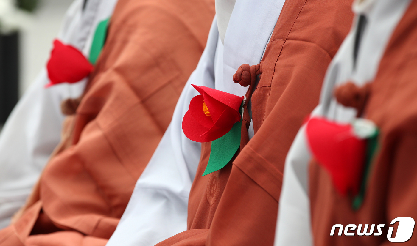 (서울=뉴스1) 이승배 기자 = 3일 오후 서울 서대문구 독립문문화공원 4.3 76주년 추모 공간에서 조계종 사회노동위원회 스님들이 제주 4.3 제76주년 희생자 추모재를 봉행하고 …