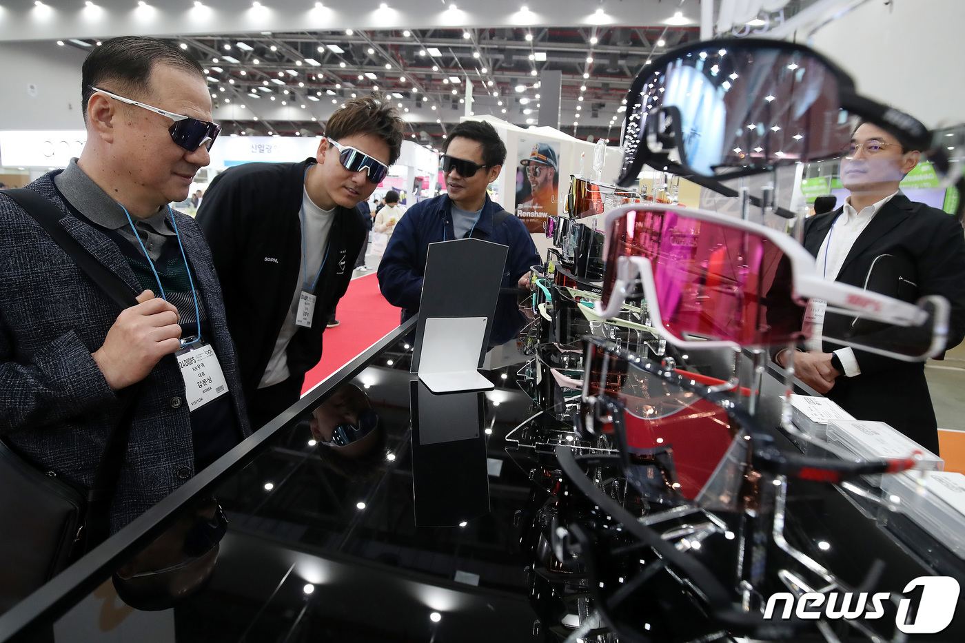 (대구=뉴스1) 공정식 기자 = 3일 대구 북구 엑스코에서 개막한 '제22회 대구국제안경전(DIOPS)'을 찾은 관람객들이 선글라스를 살펴보고 있다.국내 유일의 국제안경전인 이번 …