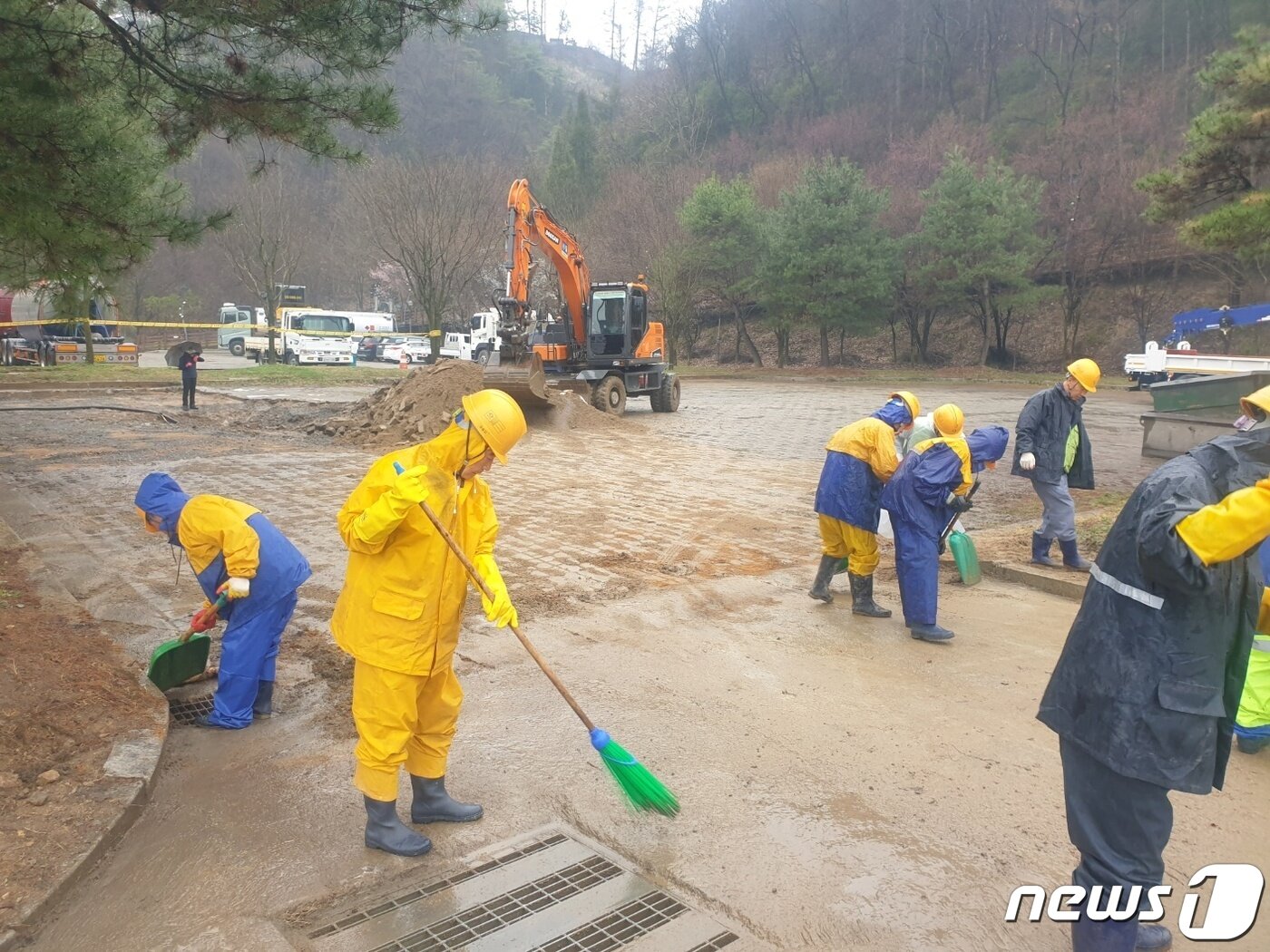 본문 이미지 - 마무리 작업 중인 방재당국.(단양군 제공)2024.4.3/뉴스1