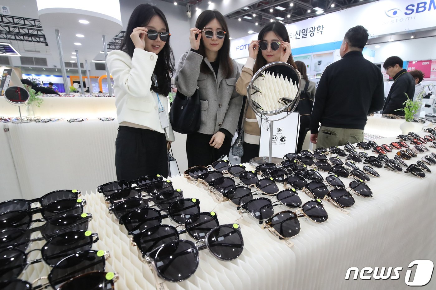 본문 이미지 - 3일 대구 북구 엑스코에서 개막한 '제22회 대구국제안경전(DIOPS)'을 찾은 관람객들이 선글라스를 살펴보고 있다. 2024.4.3/뉴스1 ⓒ News1 공정식 기자