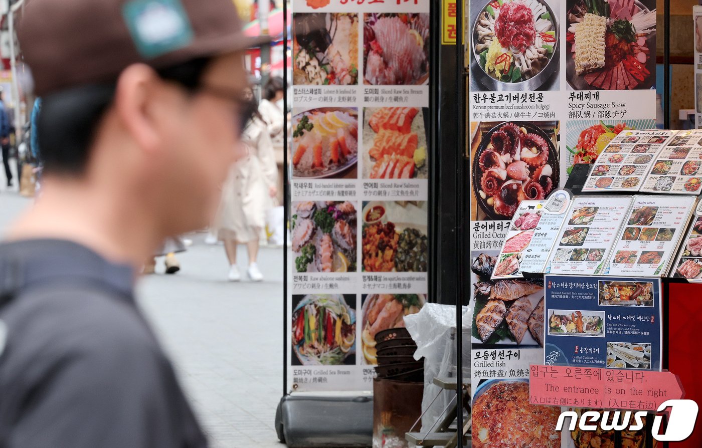 본문 이미지 - 서울 중구 명동거리 식당가에 관광객들이 지나가고 있다. ⓒ News1 장수영 기자