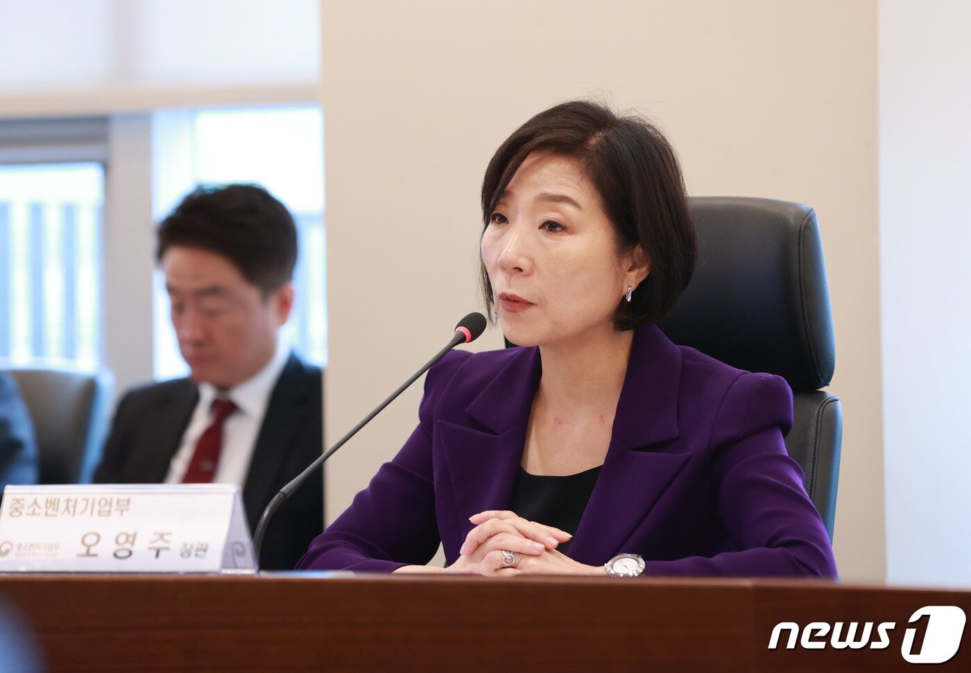 본문 이미지 - 오영주 중소벤처기업부 장관이세종 중소기업기술정보진흥원에서 업무보고를 받고 있다. (중소벤처기업부 제공) /뉴스1