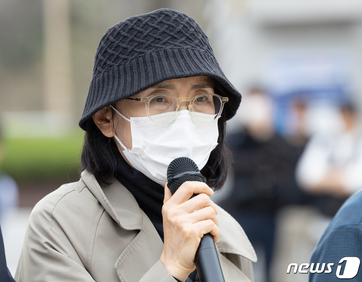 (서울=뉴스1) 이재명 기자 = A학교 성폭력 사안을 공익제보한 지혜복 교사가 3일 오후 서울 종로구 서울시교육청 앞에서 열린 공익제보교사 부당전보 사안 관련자 고발 기자회견에서 …